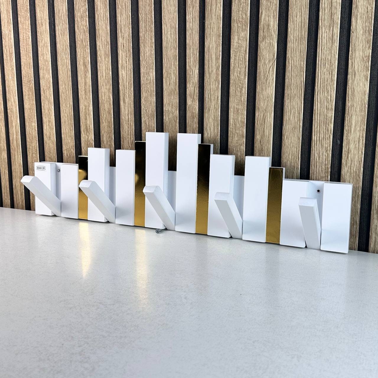 Porte-Manteau Mural Design Piano en Bois avec Touches Dorées - علاقة ملابس خشبية